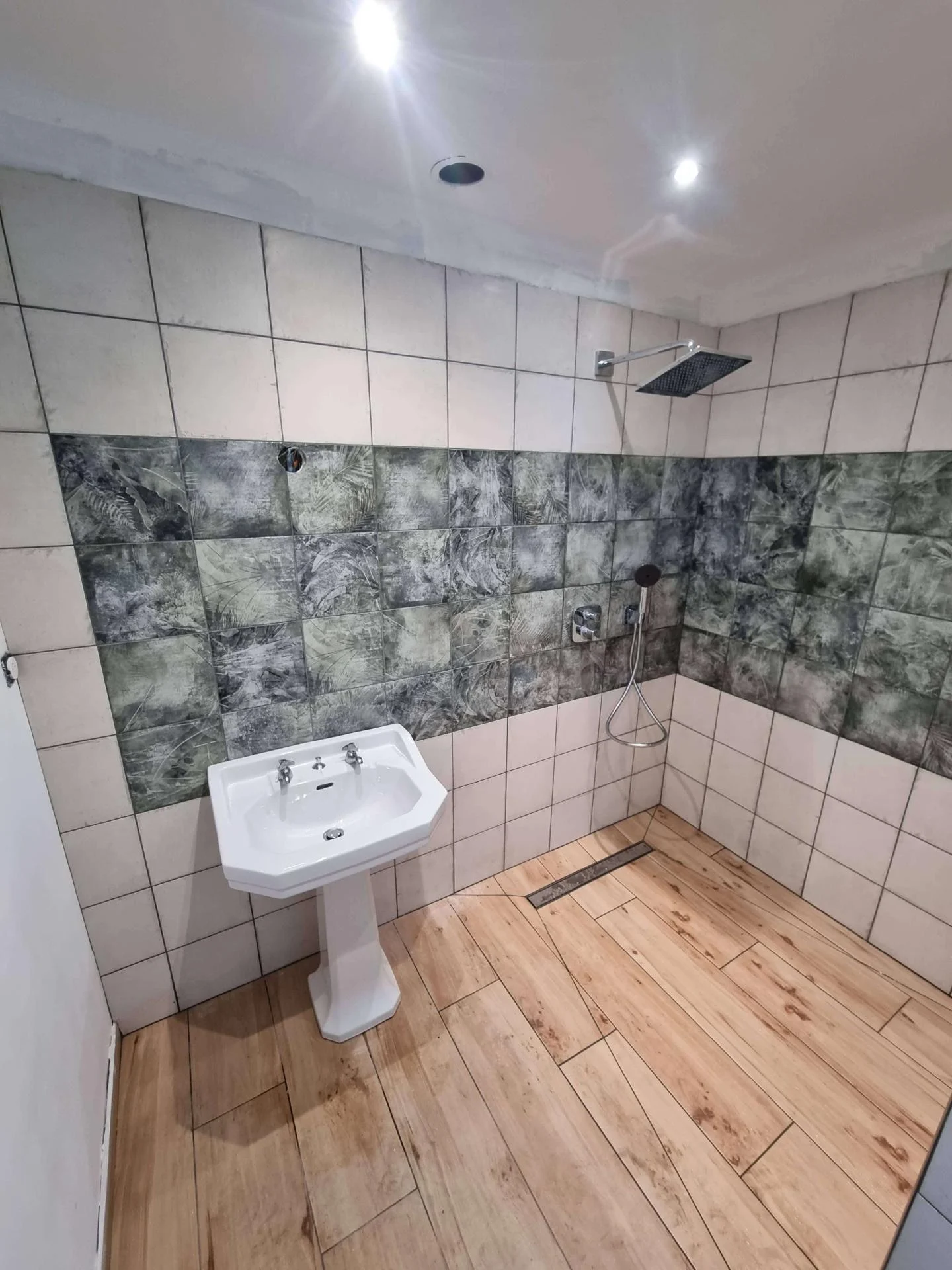 Lavabo sur pied, robinetterie encastrée, douche sans ressaut