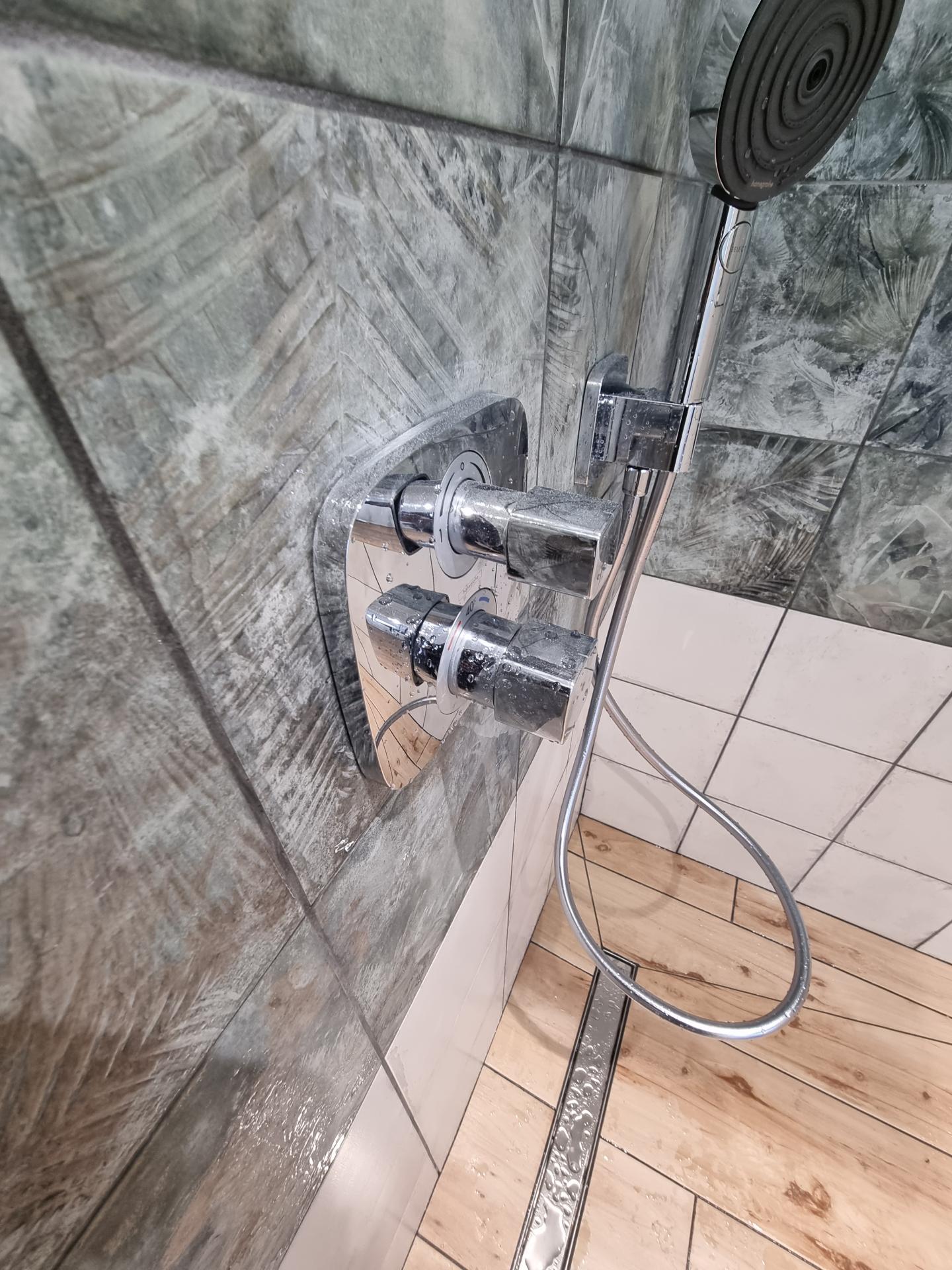 Douche à l'italienne, robinetterie encastrée